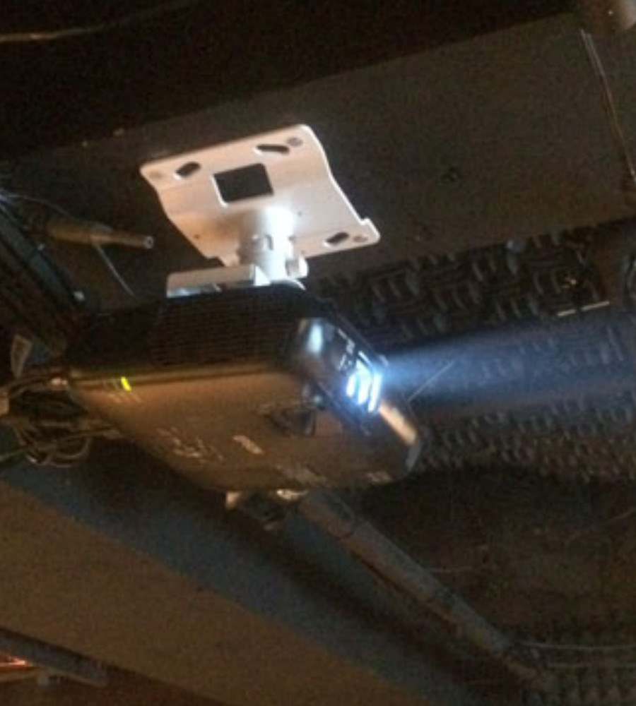 EPSON製　天吊型プロジェクターによるクリアな動画投影。